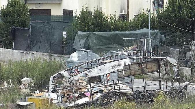 Incendiata una roulotte accanto al campo rom