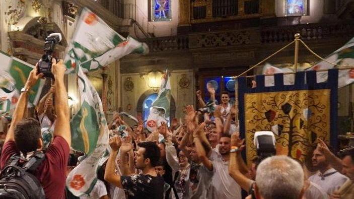 Quattro Strade vince il Palio dopo vent’anni L’eroe della giornata è un cavallo scosso