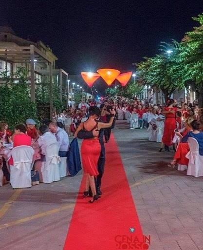Cena in rosso da leccarsi i baffi La Svs ne mette a tavola 120 
