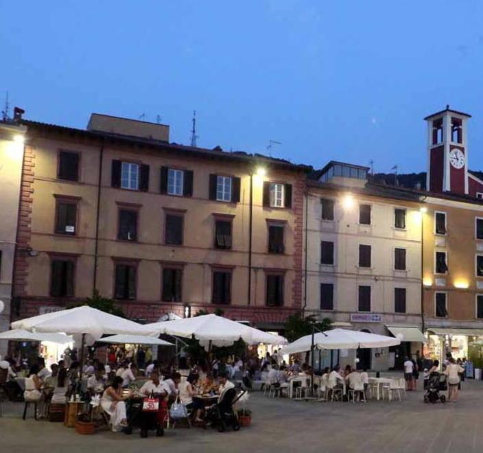 È bianca la cena a Massa: gonne di seta, abiti in lino grandi e piccini in centro per inaugurare l’estate 