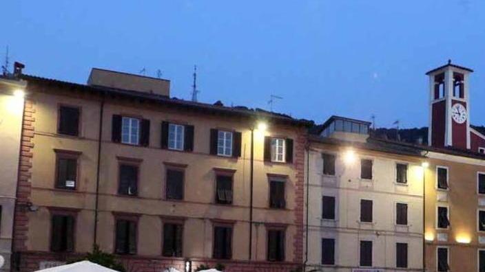 È bianca la cena a Massa: gonne di seta, abiti in lino grandi e piccini in centro per inaugurare l’estate