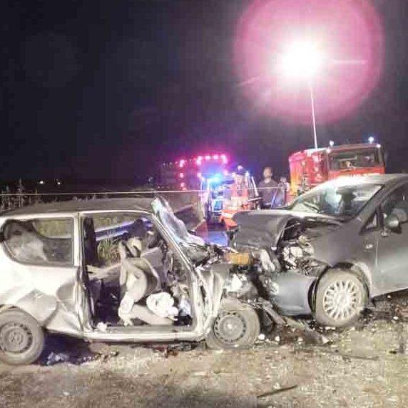 Scontro frontale tra due auto di giovani Sette feriti: due sono gravi in ospedale 
