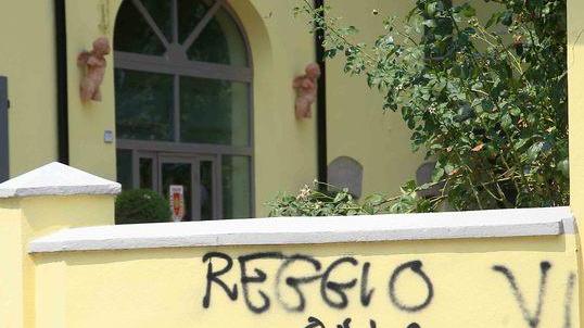 Reggiana, insulti e minacce di morte contro Mike Piazza sui muri della sede