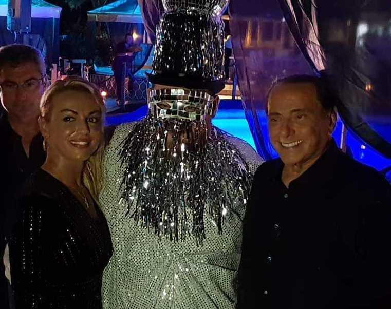 Silvio Berlusconi riappare in Costa e fa le ore piccole
