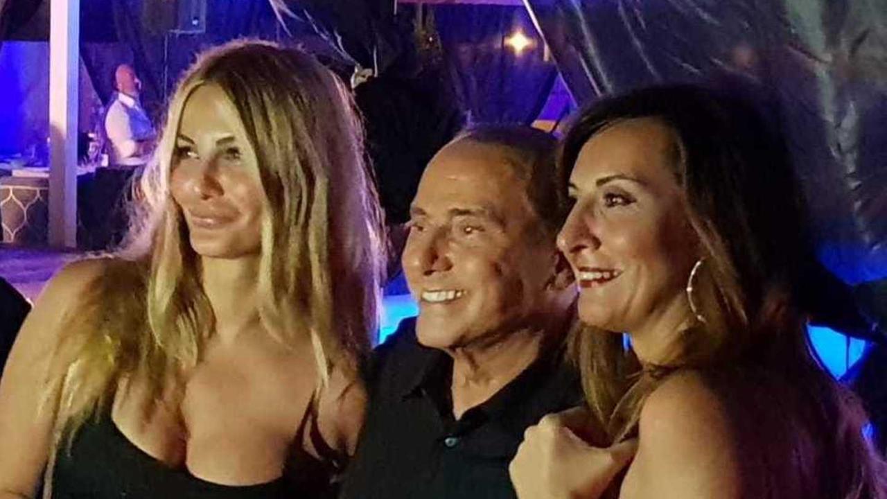 Silvio in discoteca selfie e champagne