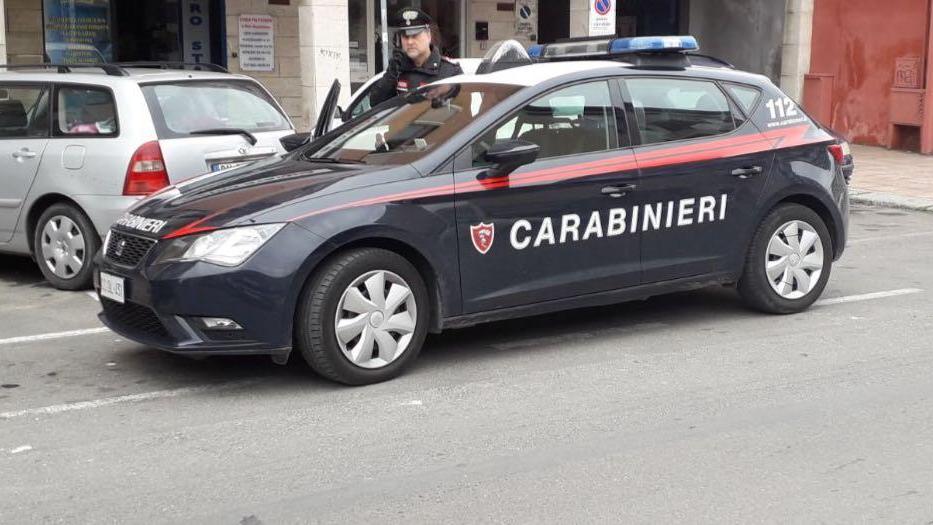 Insulta i carabinieri che lo fermano perché guida senza le cinture di sicurezza