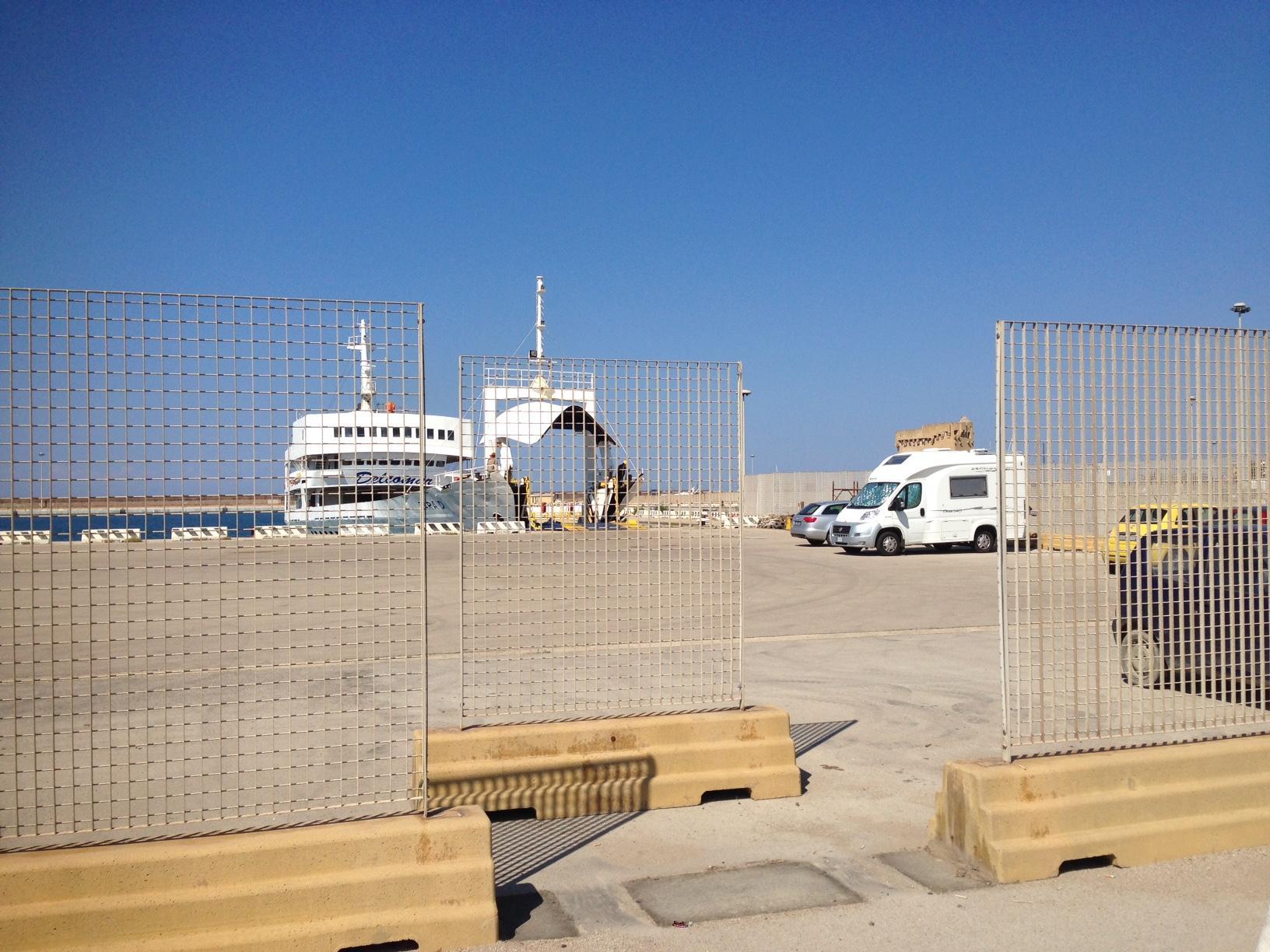 Pellegrini di Lourdes in ritardo per un incidente, la nave per Porto Torres li lascia a terra