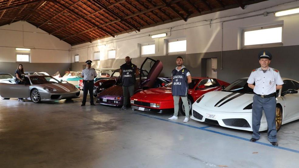 "Nullatenente" aveva auto di lusso a Maranello