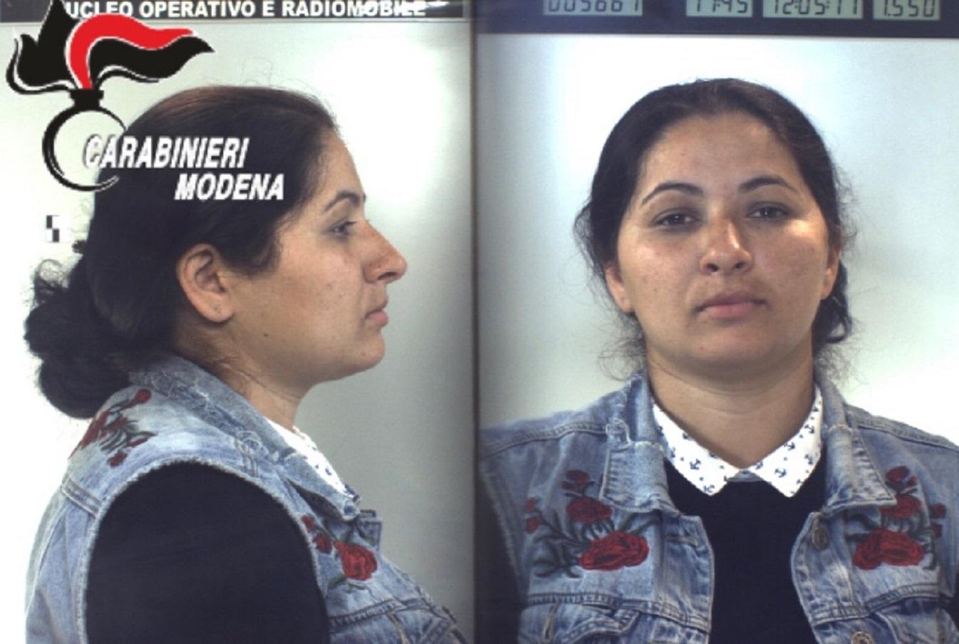 La truffatrice che deruba le persone con la tecnica dell'abbraccio