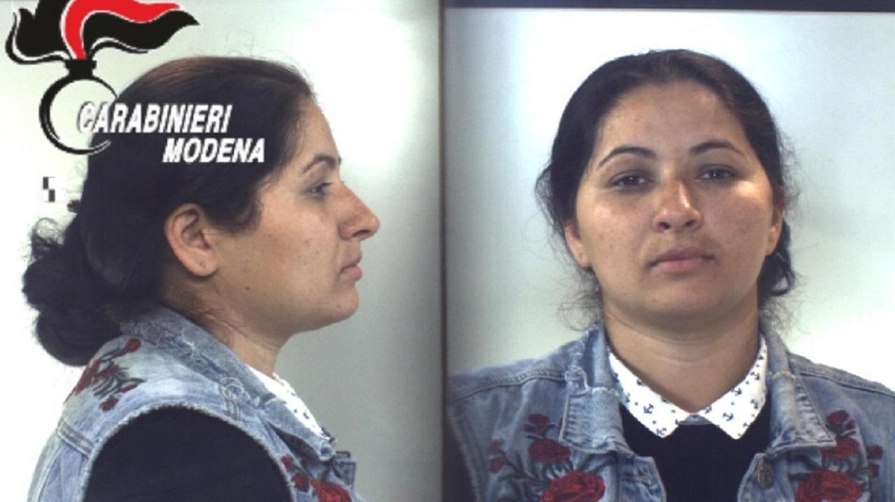 La truffatrice che deruba le persone con la tecnica dell'abbraccio