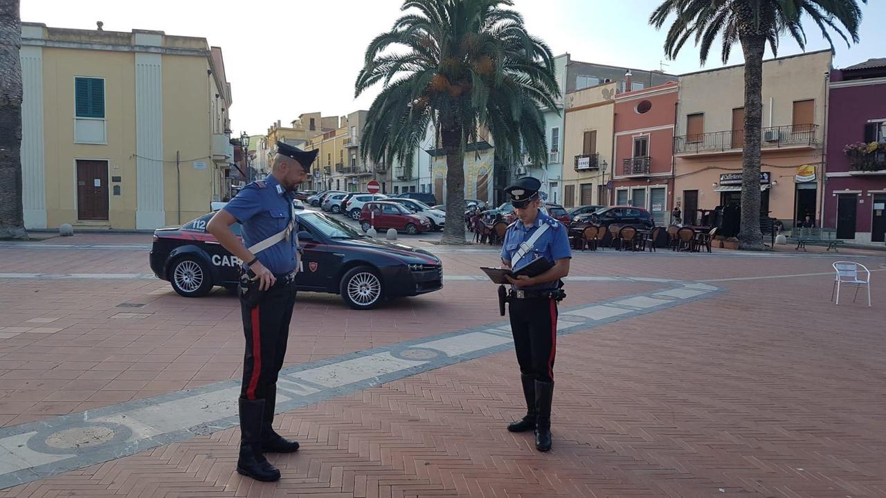 I carabinieri in piazza Umberto a Sant'Antioco