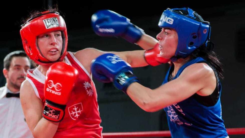 Elisa mentre colpisce l'avversaria nel match vinto a Carrara
