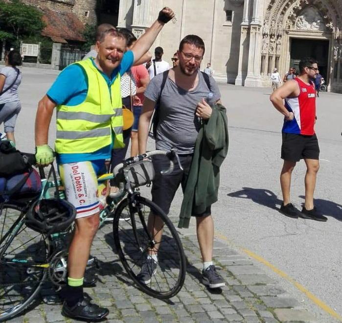 Fa 700 chilometri in bici attraverso le Alpi per andare a trovare il figlio in Croazia