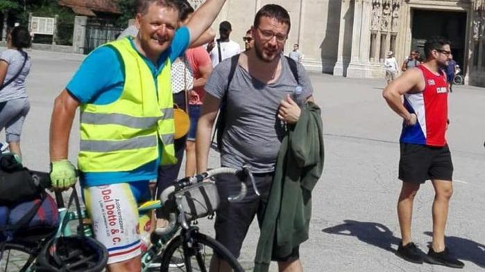 Fa 700 chilometri in bici attraverso le Alpi per andare a trovare il figlio in Croazia