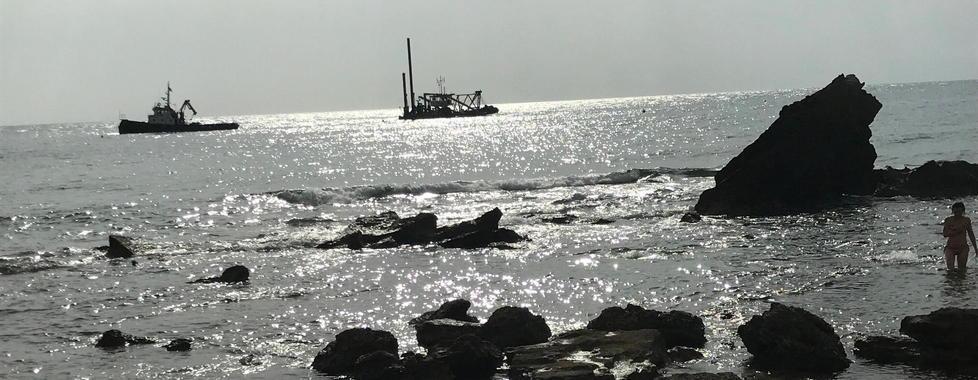La draga ora è nella baia via al lavoro al Quercetano
