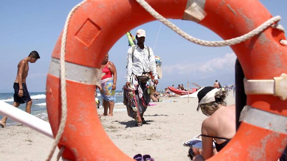 Abusivi in spiaggia, i progetti dei Comuni Più agenti per intensificare i controlli