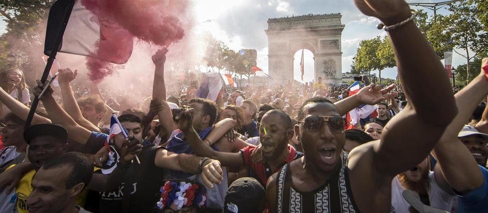 Festa infinita per le vie di Parigi e all’Eliseo