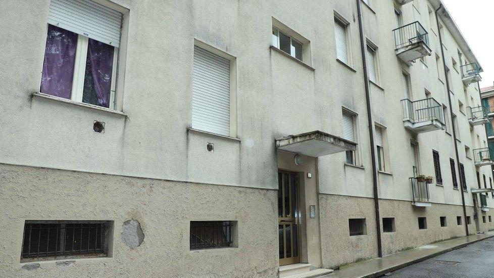 Palazzo dell’Acer assediato dai topi «Abbiamo paura ad uscire di casa»