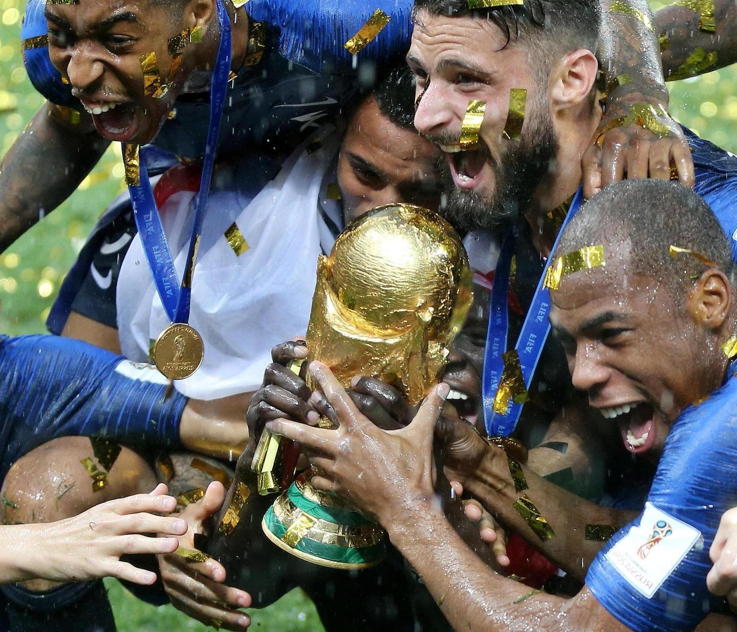In trionfo sotto l’Arco La Francia in festa per il secondo titolo 