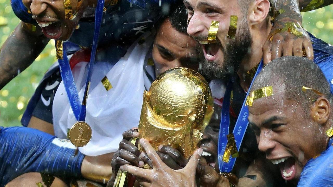 In trionfo sotto l’Arco La Francia in festa per il secondo titolo
