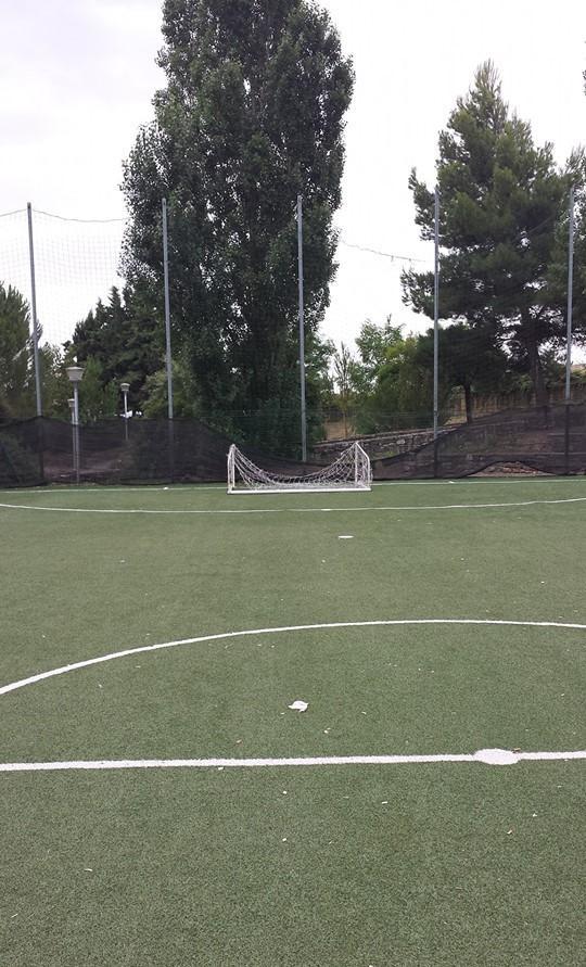 Vandali e maleducati nell’area giochi Il sindaco la chiude