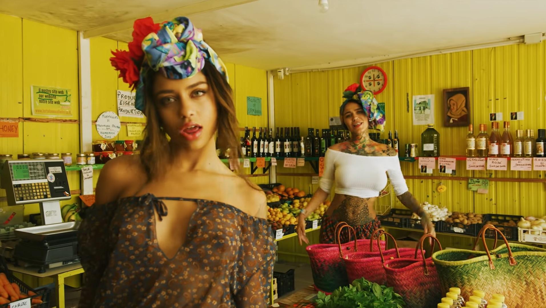 Christina Bertevello e Felisja Piana in un fotogramma del video