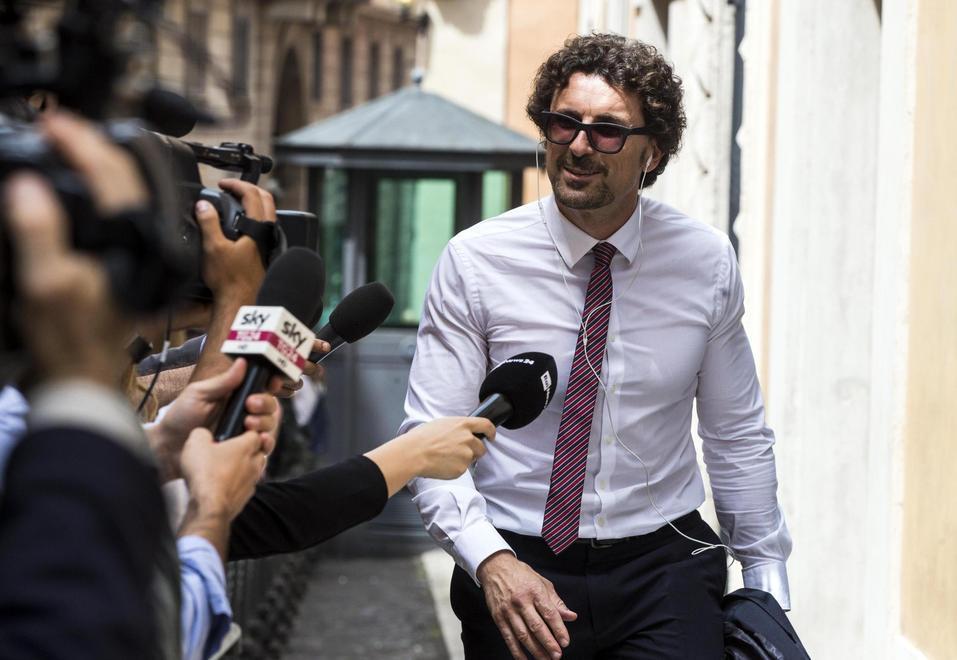 Toninelli blinda Pisa: «Resterà l’aeroporto principale, più treni per raggiungerlo» 