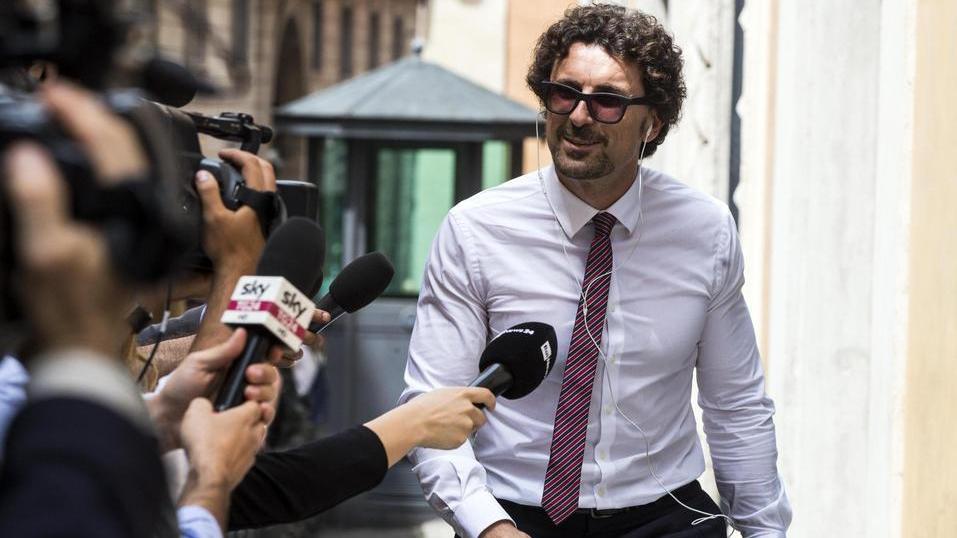 Toninelli blinda Pisa: «Resterà l’aeroporto principale, più treni per raggiungerlo»