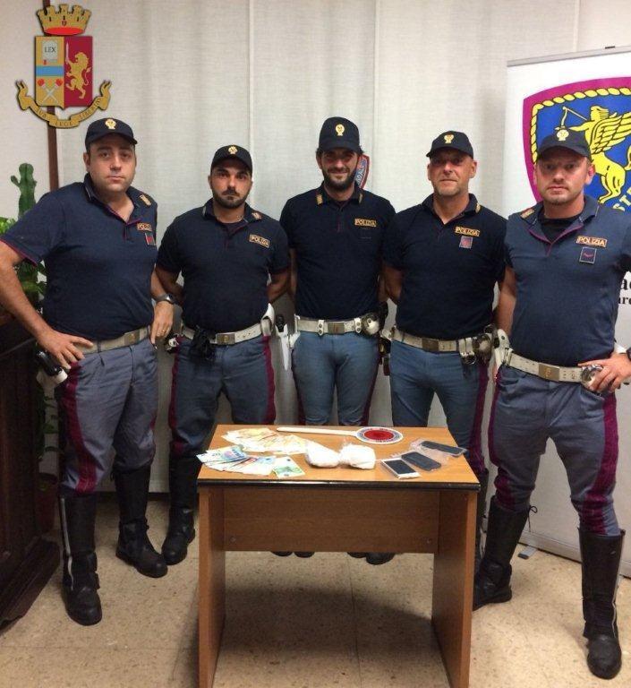 Gli agenti della polizia stradale che hanno messo a segno l'arresto