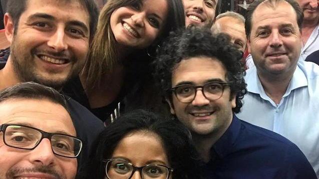 Foto di gruppo: il vincitore con i suoi sostenitori