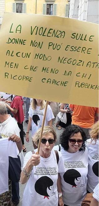 «Dimissioni, dimissioni» E la protesta è solo all’inizio 