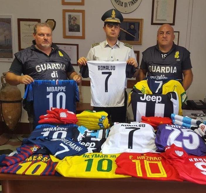 “Ronaldo mania” tra gli abusivi Sequestrate maglie taroccate 