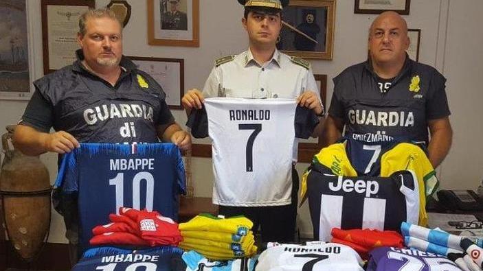 “Ronaldo mania” tra gli abusivi Sequestrate maglie taroccate