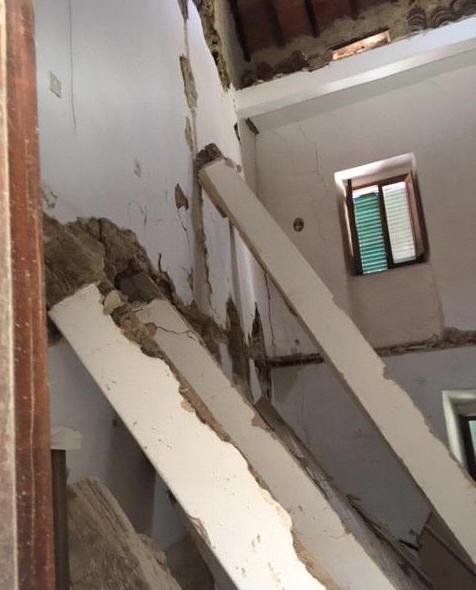 Violento temporale Crolla una palazzina Evacuate 10 persone delle case accanto 
