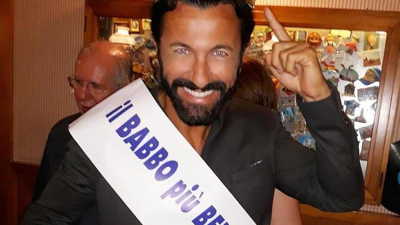 Ecco a voi Gianluca occhi di ghiaccio: è lui il papà più bello