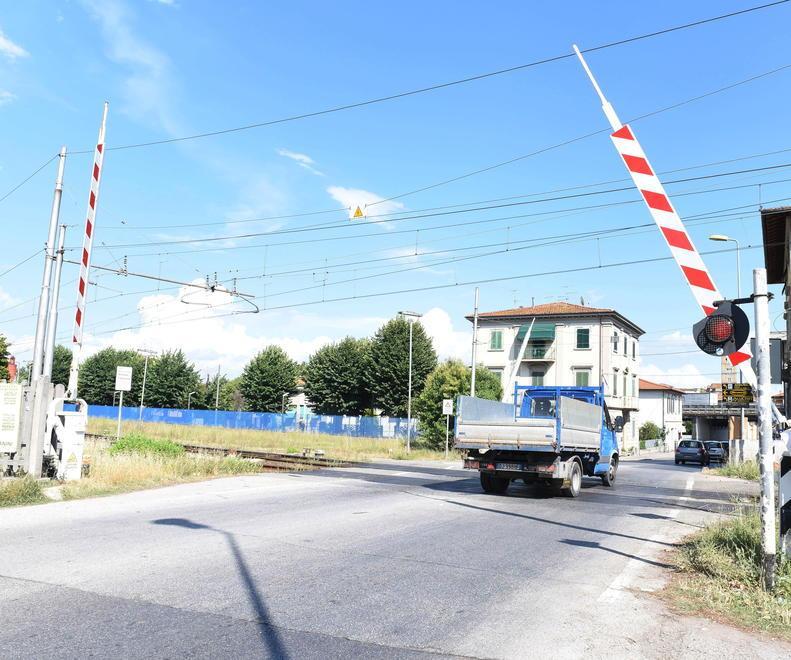 Urta contro la sbarra del passaggio a livello Non si ferma e fugge 