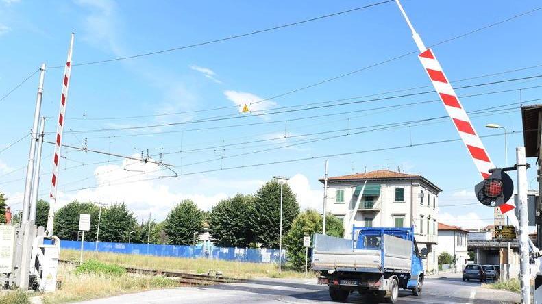 Urta contro la sbarra del passaggio a livello Non si ferma e fugge