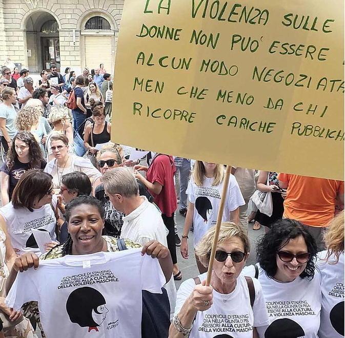 Le donne in piazza assediano l’assessore 