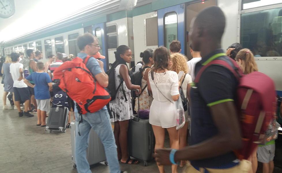 Due ore di folla, sedili sporchi e tempi morti tra il Galilei e Firenze in treno è un’odissea 