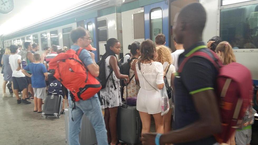 Due ore di folla, sedili sporchi e tempi morti tra il Galilei e Firenze in treno è un’odissea