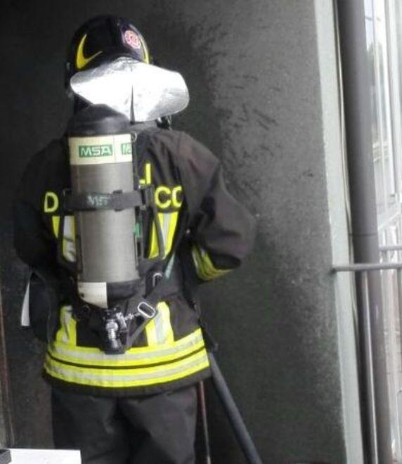 Fiamme sul balcone ma la famiglia non lo sa Salvati dai pompieri