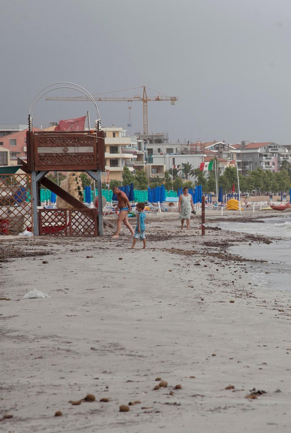 La spiaggia liberata dai cumuli di posidonia 