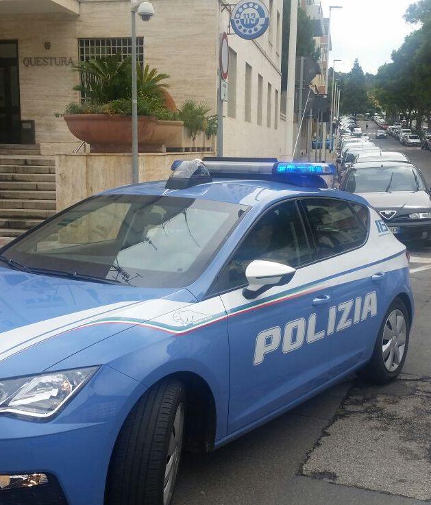 C’è chiasso in strada: una donna di 83 anni estrae una carabina 