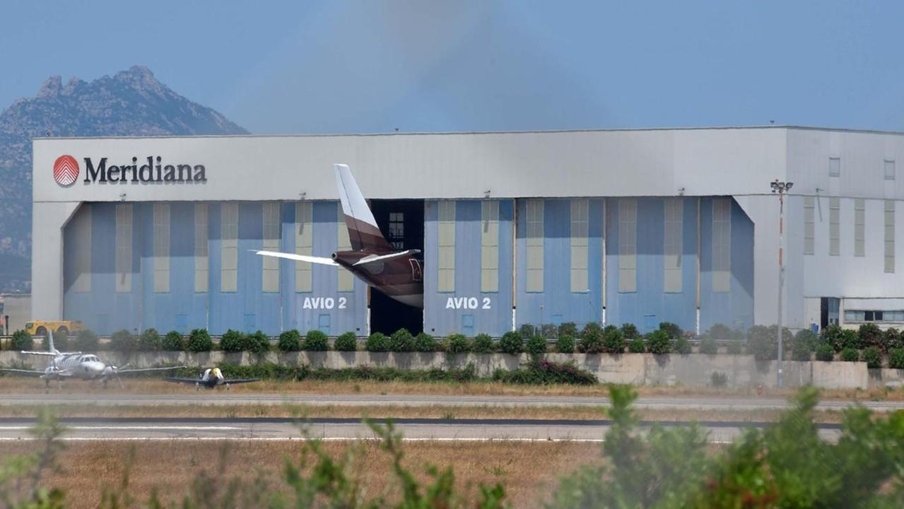 Troppo lungo l’Airbus di Usmanov, spunta la coda dall’hangar