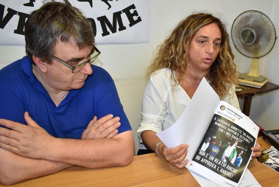 Il parroco pro migranti passa al contrattacco: «Querelo chi mi odia»