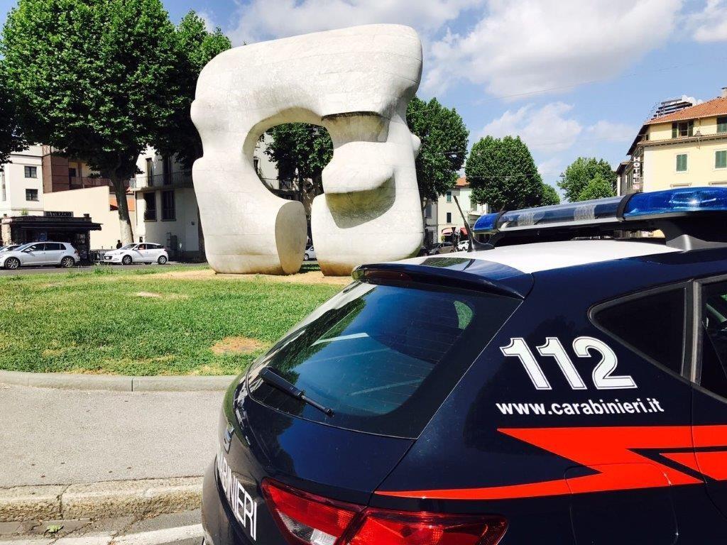 Una pattuglia dei carabinieri in piazza San Marco a Prato