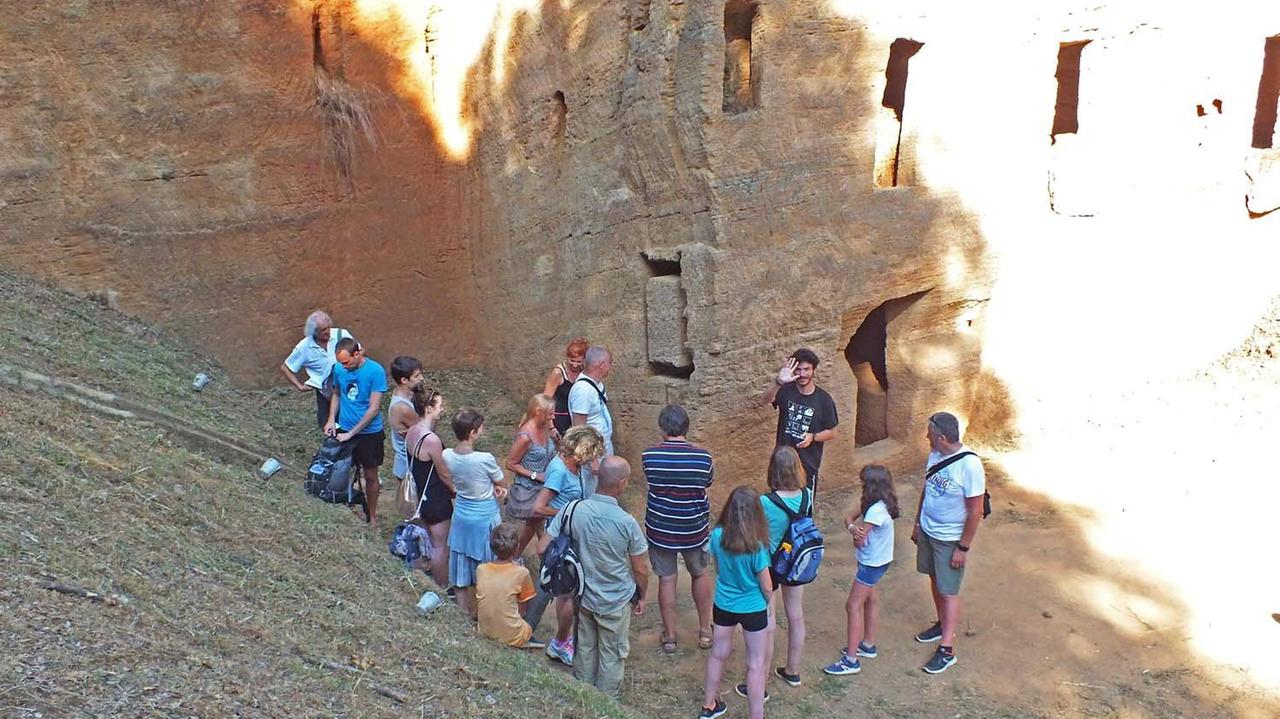 Tanti visitatori anche alla necropoli delle Grotte, location che ha ospitato anche lo spettacolo della sera (foto Paolo Barlettani)