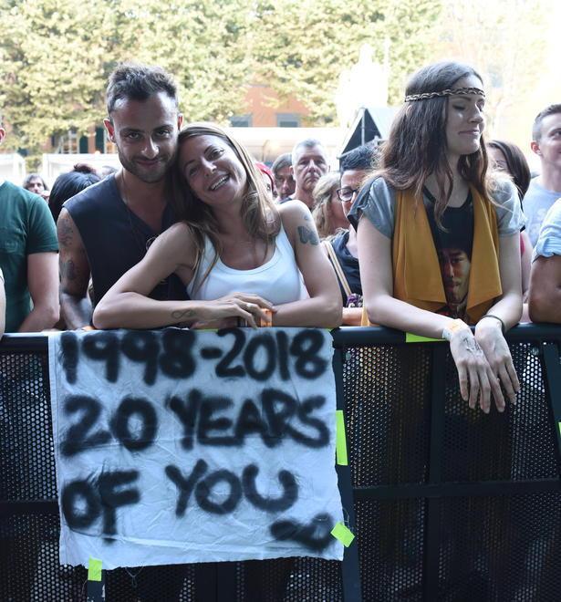 Fan di Lenny Kravitz al concerto in piazza Napoleone (Foto Sernacchioli)