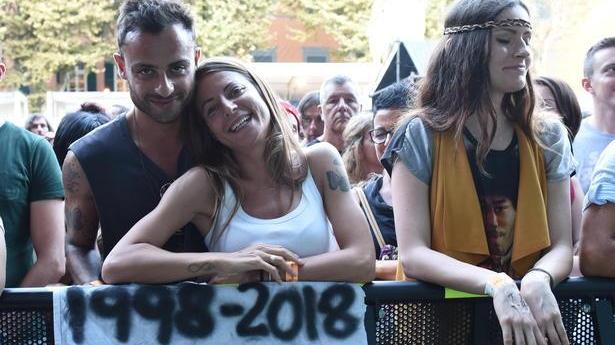 Fan di Lenny Kravitz al concerto in piazza Napoleone (Foto Sernacchioli)