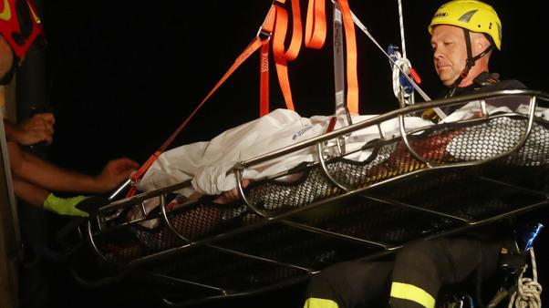 Donna in difficoltà: per portarla in ospedale la calano dalla finestra